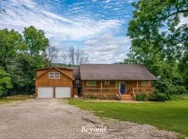 5 bed Mountain View Retreat on 8 Acres Near Town