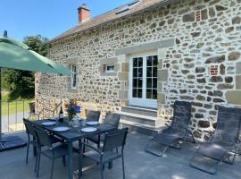 Ancien corps de ferme rénové avec terrasse, chauffage électrique et wifi à Marcillat-en-Combraille - FR-1-489-369, hotel in Marcillat-en-Combraille