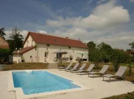 Séjour détente avec piscine privée, activités variées et confort moderne en Auvergne - FR-1-489-455