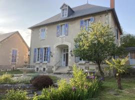 Charme d'antan avec jardin clos près de Vichy - FR-1-489-533, hotel a Sanssat