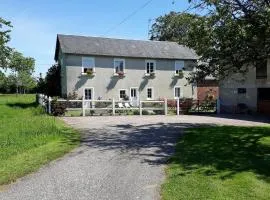 Gîte rénové à la ferme, 4 chambres, jardin clos, WiFi, parking, animaux, activités nature à proximité - FR-1-497-27