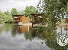 Chalets confortables en bord d'étang avec terrasse, parc, activités et spa optionnel ! - FR-1-496-77