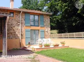Gîte rénové avec terrasse, parking et randonnées proches – calme assuré - FR-1-496-201