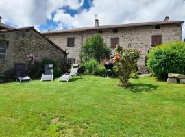 Charmante ferme rénovée, grand jardin, 8 chambres - FR-1-496-249, hôtel à Chalmazel Jeansagniere