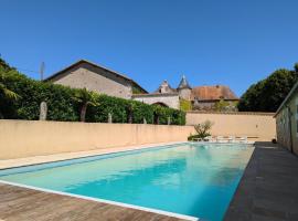 Maison de charme avec piscine et jardin en pleine nature - FR-1-653-278, hotel en Abzac