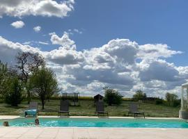 Piscine chauffée Villa mouettes de Loire, hotel in Maslives