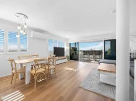 Stylish 4-Bed Townhouse with Panoramic Ocean Views