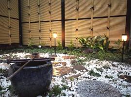 Villa near Kinkakuji 金閣寺周辺 貸切町屋 無料駐車場 ベンツ貸出 Pets OK, Hotel in Kinugasa