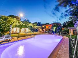 Casa Fra Gli Ulivi Apartments with Shared Pool, hotelli kohteessa Ameglia