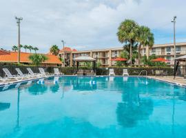 Quality Inn & Suites Kissimmee by The Lake - Free Shuttle to Theme Parks, hotel in Orlando
