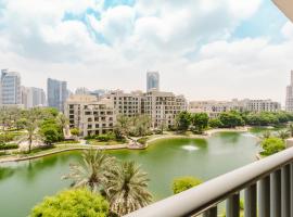 RH - Beautiful canal view, Sleek & spacious Studio, central location, hotel en Dubái