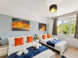 Stylish 5 Bed Home in Forest Hill Perfect for Business & Contractors Sleeps 16!