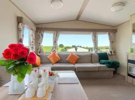 Hillside Splash Retreat - Heated Communal Swimming Pool & Fishing Nearby