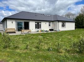 Entire 4 Bedroom Brand new Bungalow with Sea Views, hotel in Dungarvan