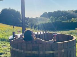 Glamping with outdoor wood-fired hot tub, hotel en Vissenbjerg
