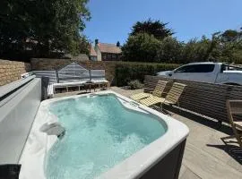 Broadstairs Apartments with luxurious 4-person communal hot tub - sleeps up to 20 people