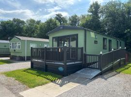 10 Borwick Lakes, Carnforth - En suite - King size bed, hotel sa bazenima u gradu Carnforth