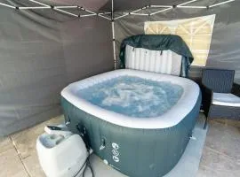 Open Mind Property - Hot Tub, 7 Beds & Free Parking