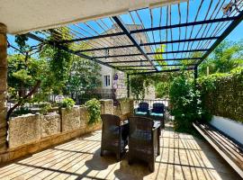 Beachfront Holiday Home Rafailovici，位于贝西奇的酒店