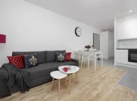 Modern Apartment in Warsaw with Garden and Parking by Noclegi Renters