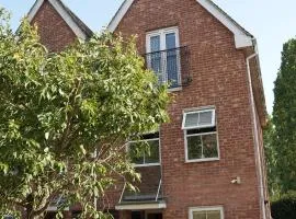 Spacious 4 bed Townhouse, near town centre and riverside in StNeots