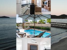 Apartamento com VISTA MAR, Ar-condicionado, Wi-Fi Condomínio com PISCINA, quadra de esportes Playground infantil a 15 minutos do Beto Carreiro, hotel in Piçarras