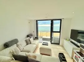 The Lookout-Sea Views-Balcony-Free parking