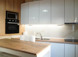 Bright and central apartment, отель с парковкой в городе Si&aacute;tista