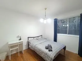Cozy Queen Room close to Shops and Station - NC2