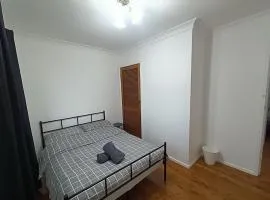 Queen Room in Carlingford near Shops and Station - NC4