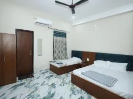 Hotel Shri Balaji Dham, Family Rooms Near Mathura Railway Station