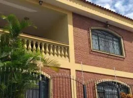 Casa ampla no centro de Aparecida com piscina e garagem