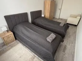 Újszerű, jól felszerelt lakás a város szîvében, ingyenes parkolással, erkéllyel