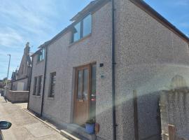 2 Bed House - free parking, short walk to City centre, hotel in Inverness