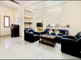 HOME STAY MAHALI 2bhk villa NEAR ROCK BEACH, hotel v destinaci Puduččéri