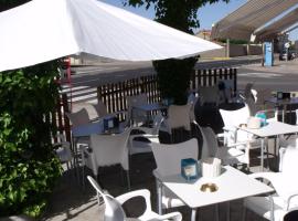 Hostal Salones Victoria: Santa Marina del Rey'de bir otoparklı otel