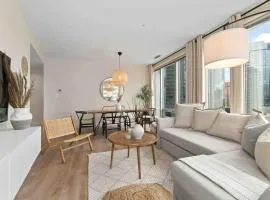 Downtown Corner Suite with City Views and AC for 6 Guests