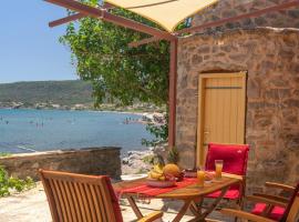 Aspropótamos에 위치한 호텔 Το Καμίνι, πέτρινη κατοικία πάνω στη θάλασσα The Kiln House Kamini, Retreat on the beach