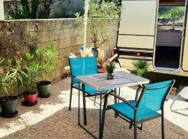 Caravane proche lavoir et grottes