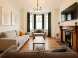 Large CityCentre Townhouse & Hot Tub, Pool Table and Offroad Parking