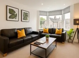 8 Person, 4 Bedroom Light, Warm & Modern Apartment