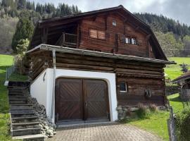Casa Cavardiras - Historic Chalet from 1862, hotel em Cavardiras