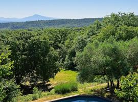 Le Chant des Tongs - La Canopée, hotel v destinácii Salazac
