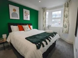 Spacious 5BR Home Close To All - Free WiFi - Parking