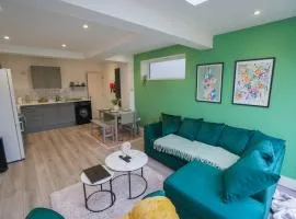 Stylish 5BR Home Close To All - Fast WiFi - Parking