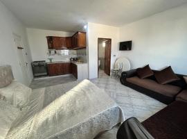 Studio with rooftop terrace, mountain and sea view, hotel v destinaci Bizerte