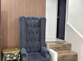 2 bedroom cute log house in Bacolod- near NGC, hotel in Bacolod