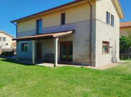Acogedora casa con jardín
