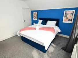 Ideal for Families 5 Bedroom Home- Free WiFi - Parking