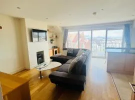 Penthouse Apartment - Town Centre, Sea Views, Secure Parking